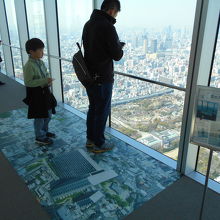 足元まで見やすいガラス壁、これなら落下物は生じない。