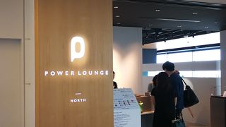 開放的なカードラウンジ