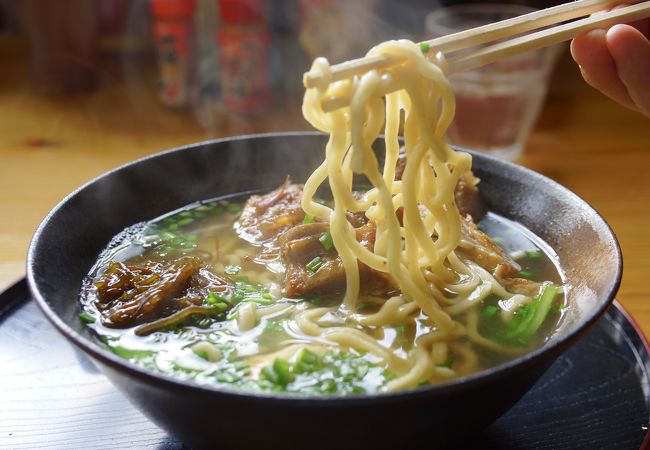 たっぷりソーキとつるつる食感のもずく麺