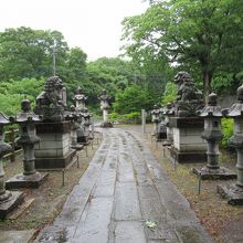 参道の両脇には立派な灯籠が並びます。駐車場にはトイレもあり