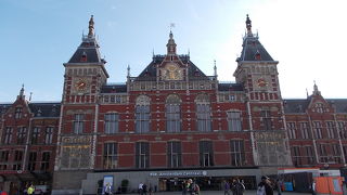 豪華な駅舎と絵になる駅前