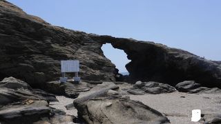 固い岩をくり抜いたその力に驚く