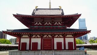 四天王寺のご本尊「救世観音」と「四天王」を祀る『金堂』