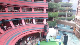 国際色豊かなショッピングモール