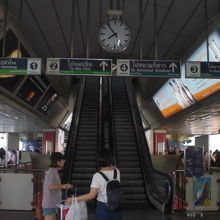 写真は、３階(東方向行き)です。４階(西方向行き)は、上です