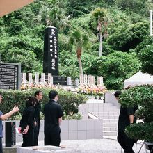 慰霊祭挙行中の島守の塔。