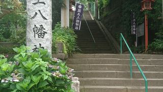 参道は急な石段