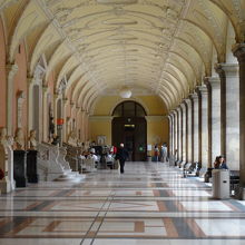 この回廊はウィーン大学に関係する150人以上の著名人達の記念
