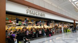 ショッピングモール内の広い総合スーパー