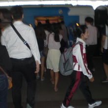 サイアム駅は、乗換駅なので混みます。いろいろな方向に進む乗客
