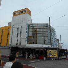 海岸通りの大きな店