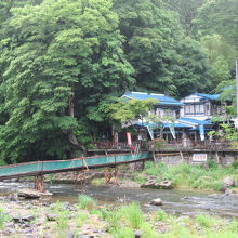 釣堀の前には独自に架けた簡易的な怖そうな橋もあります