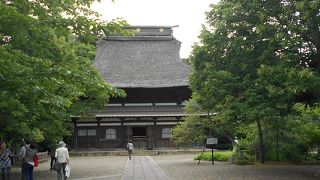 あやめ園のすぐ近くに名刹あり。