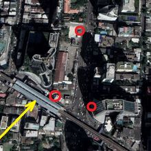 スクウィンヴィット駅の出入口が、赤○印、アソーク駅は、黄矢印