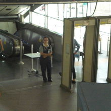 ＢＴＳアソーク駅からスクウィンヴィット駅へのエスカレータ入口