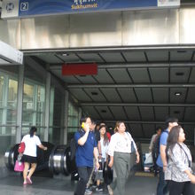 ＭＲＴスクウィンヴィット駅の地上出入口です。乗降客が多いです