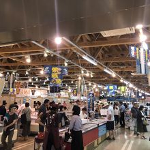 店内は沢山の買い物客で賑わっていました