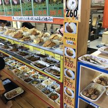 美味しいいろんな種類の料理が並んでいます