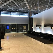 ソファが並ぶ。手続きを終えたら奥の扉から出る