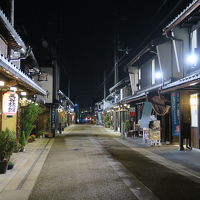 町屋が並ぶ商店街の一角にあります