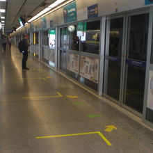 スクウィンヴィット駅のファランポーン方向プラットホームです。