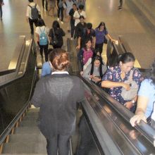 スクウィンヴィット駅で降り、ＢＴＳに乗り換える利用客です。