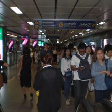 スクウィンヴィット駅で降り、連絡通路を急ぐ、利用客です。