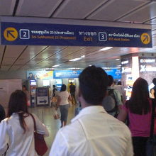 ＭＲＴスクウィンヴィット駅の利用客は、かなりの数にのぼります