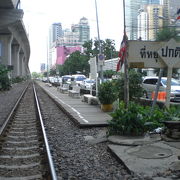 空港鉄道ＡＲＬマッカサン駅の地上に、タイ国鉄ＳＲＴマッカサン駅があります。