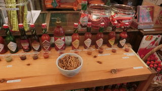 大小様々、タバスコが山盛り