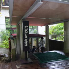 工場の建物入口。階段があります