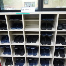 専用のサンダルに履き替えて見学コースへ