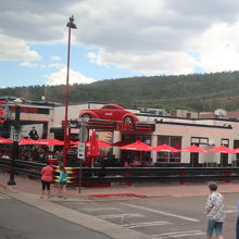 ディスプレイに車が