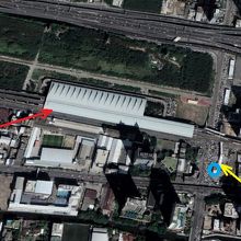 青丸のペチャブリー駅、赤矢印のマッカサン駅、黄矢印の連絡通路