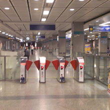 ＭＲＴペチャブリー駅の改札口です。ＡＲＬマッカサン駅への連接