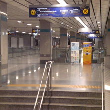 ＭＲＴペチャブリー駅の改札口への階段です。券売機の手前です。