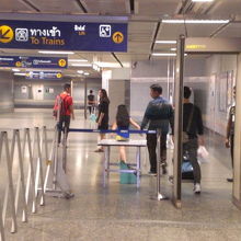 ＭＲＴペチャブリー駅への通路です。セキュリティーチェックです