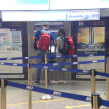 ＭＲＴペチャブリー駅の券売機ブースです。カウンターもあります