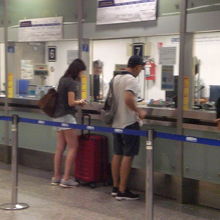 ＭＲＴペチャブリー駅の有人の券売カウンターです。改札口の手前