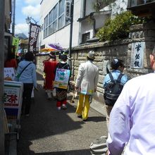 常盤館前で、チンドン屋さんの行列に遭遇