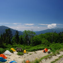 西穂山荘のテント場、西穂高挑戦時はここにテン泊か