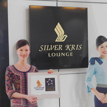 CAさんの写真が迎えてくれます