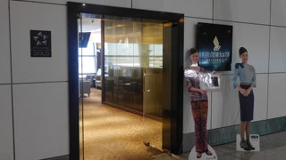 室内は少し狭いですが静かなラウンジです