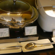 ジャスミンライスとチキンカレーがありました