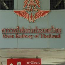 ＡＲＬマッカサン駅への標識です。ペチャブリ駅からの通路上です