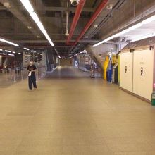 ＡＲＬマッカサン駅の建物の内部の状況です。広い内部です。