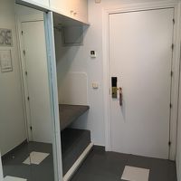 ドア前に大型クローゼット　部屋との間に扉があります