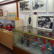 古い電話や電信機器など貴重なものが展示された資料館