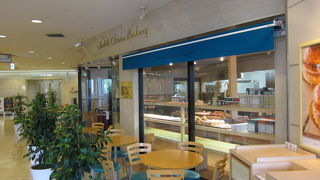 種類豊富なパンとケーキは一流ホテルの味