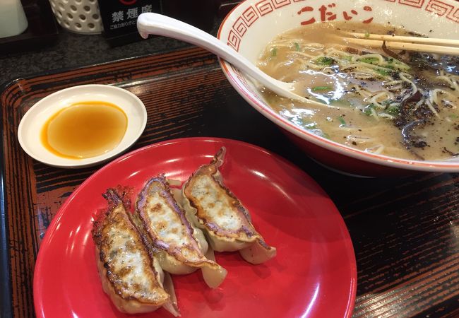 バスストップ近くの熊本ラーメンの名店